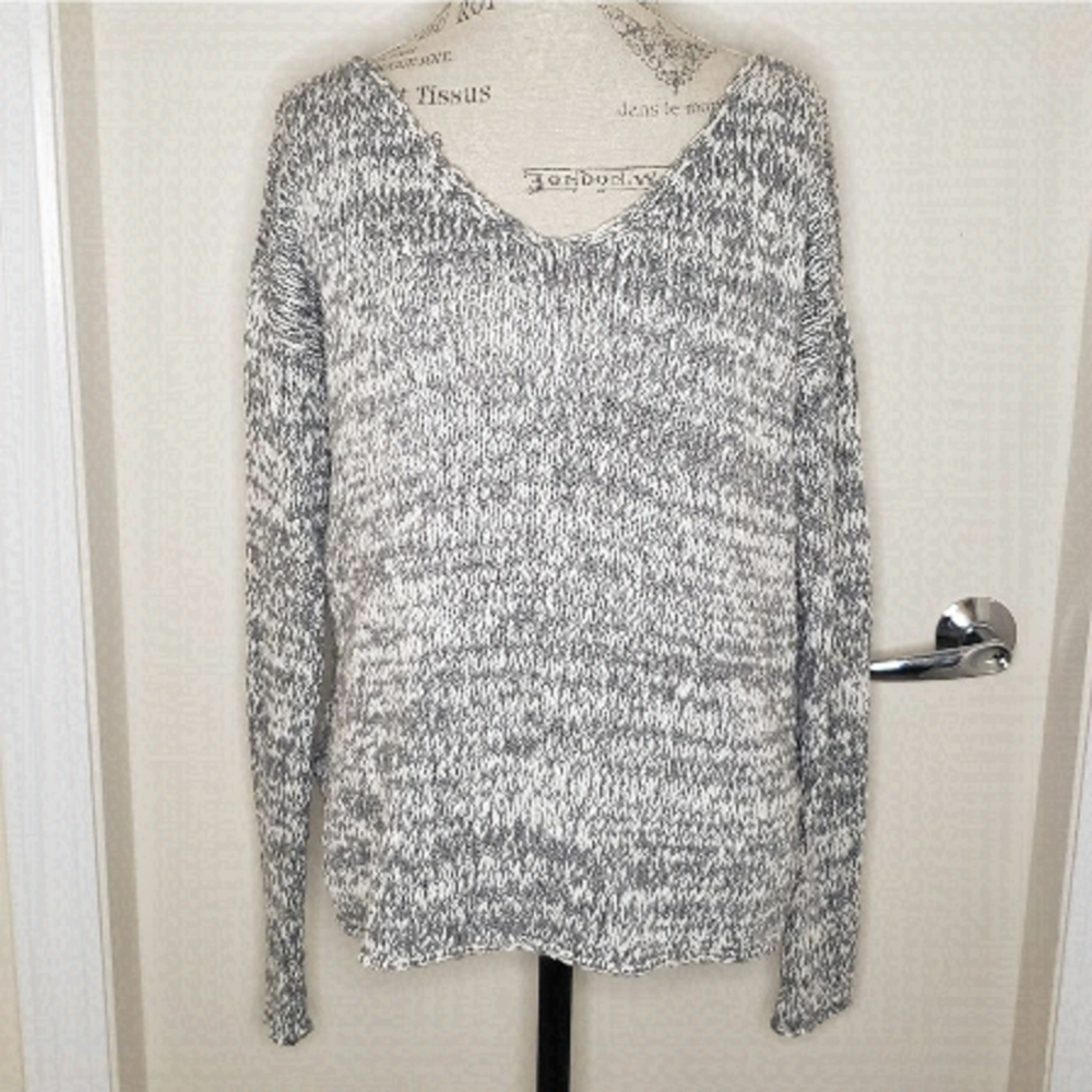 Aritzia Marled Gray and White V-Neck Sweater